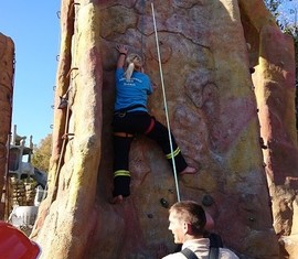 Auch die Betreuer haben den Kletterfelsen ausprobiert