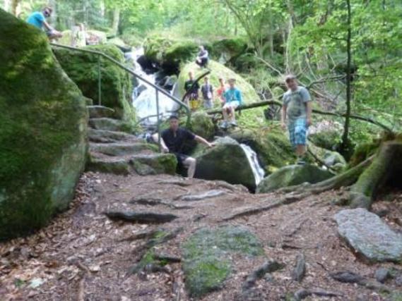 Die Jugendfeuerwehr Wolfshain bei der Wanderung zu den "Gertelbach Wasserfällen".