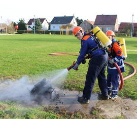 Einsatz: Brand klein – der Angriffstrupp löscht das Feuer
