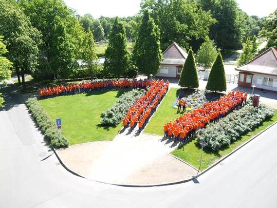 Gruppenbild vor dem historischem Eingang des Ostdeutschen Rosengartens.