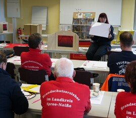 Maria Vorwerk stellt den Brandschutzerziehern das "Kamishibei" Erzähltheater vor