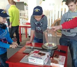 Levi bringt die Schokoküsse zum Platzen.