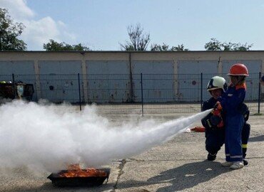 Löschen eines Feuers mit einem Pulverhandfeuerlöscher