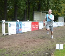 Jonas aus Forst (Lausitz) beim Zieleinlauf, geschafft, das war knapp