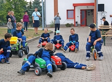 Wie funktioniert eine Rettungsgasse? Die Mitglieder der Jugendfeuerwehr in Schenkendöbern zeigen es auf spielerische Art und Weise.