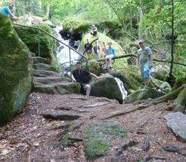 Die Jugendfeuerwehr Wolfshain bei der Wanderung zu den "Gertelbach Wasserfällen".