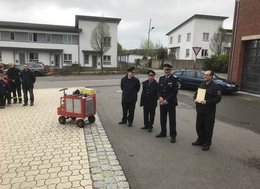 Eröffnung des Orientierungslaufes vor dem Haidemühler Gerätehaus.