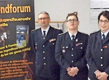 Der neue Vorstand der Kreisjugendfeuerwehr Spree-Neiße mit Christian Rösiger aus Spremberg als Vorsitzendem (Mitte) sowie Stefan Kothe aus der Gemeinde Kolkwitz und Carolin Vatter aus Forst als Stellvertreter.