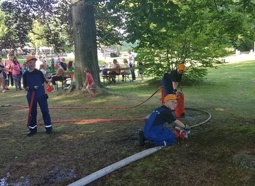 Mitglieder der Jugendfeuerwehr Forst (Lausitz) beim Kindertagsfest im Forster Rosengarten.