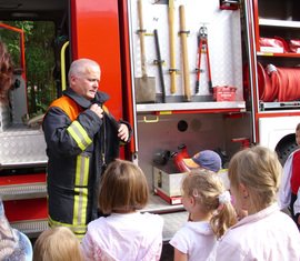 Herr Grunewald erläutert was ein Feuerwehrmann bei einem Brandeinsatz alles anziehen muss.