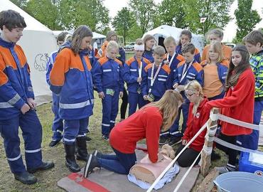 Die Jugendfeuerwehr des Amtes Burg hat am Wochenende im Lager der Jugendfeuerwehren in Neuendorf Erste Hilfe trainiert. Mitglieder des Jugendrotkreuzes aus Guben schulten sie.