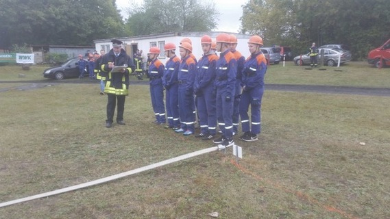 Jugendfeuerwehren des Amtes Döbern-Land bei der Abnahme Leistungsspange vor Beginn der Schnelligkeitsübung.