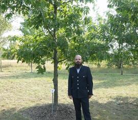 Julius Nowotnick bei seinem Baum Nummer 5.