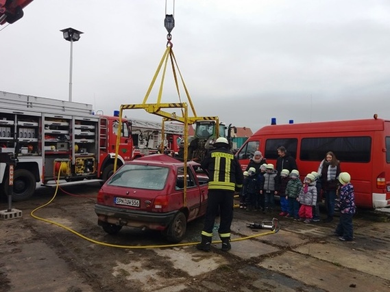 Gespannt schauten die Kinder, wie der Rüstwagen den PKW anhob.