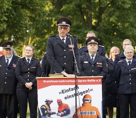 Kreis­jugend­feuerwehrwart Stefan Kothe bei der Eröffnung des 26. Kreisjugendlagers.