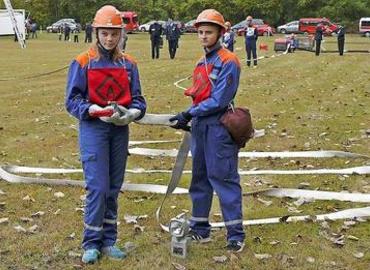 Sophie Rademacher und Anthony Kunze (Jugendfeuerwehr des Amtes Peitz) haben als Angriffstrupp das 1. Rohr vor genommen.