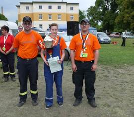 Pauline Kling (JF Forst) mit dem Lagerpokal