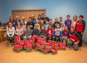 Die Krischower Jugendfeuerwehr mit den gepackten Weihnachpäckchen