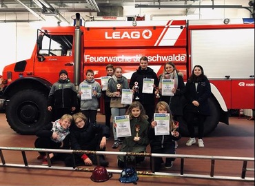 Gruppenbild in der Fahrzeughalle der LEAG Werkfeuerwehr am Standort Jänschwalde alle Teilnehmer des Amtes Döbern-Land