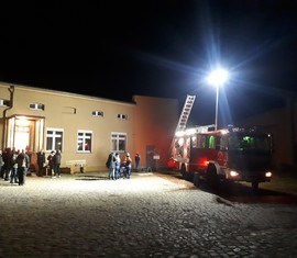 Mitglieder der Jugendfeuerwehr erläutern den Besuchern des Kalendertürchens das Hilfeleistungslöschfahrzeug