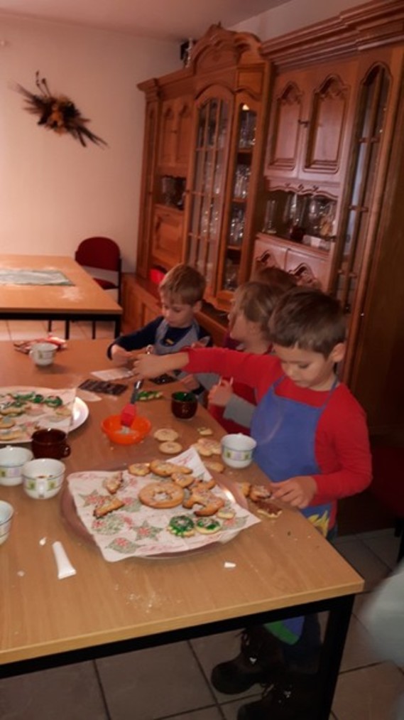 Die Feuerwehrkids beim Plätzchen backen.