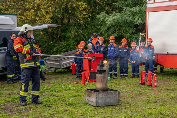 Vorführung einer Fettbrandexplosion für die Jugendfeuerwehr Krieschow