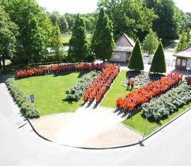 Gruppenbild vor dem historischem Eingang des Ostdeutschen Rosengartens.