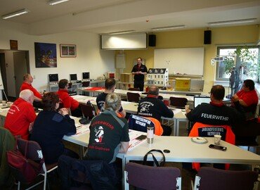 Nico Hammel von der Feuerwehr Guben berichtet über seine Vorgehensweise bei der Arbeit mit dem Rauchdemohaus