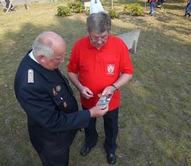 Claus Semisch und Dieter Matschke in Erinnerungen an die Pflanzaktion vor 14 Jahren.