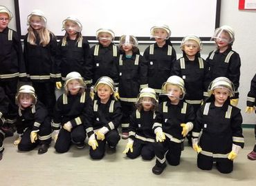 Die Mitglieder der Kinderfeuerwehren des Amtes Burg (Spreewald) in ihren neuen Uniformen.