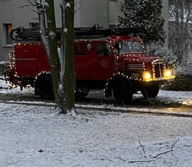 Mit dem Traditionsfahrzeug war der Weihnachtsmann in Groß Schacksdorf unterwegs.