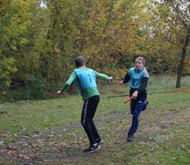 Zum sportlichen Teil gehört ein Staffellauf.