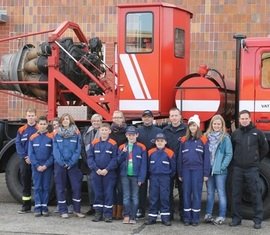 JF Giesen und Weskow vor einem Abgaslöschfahrzeug der Vattenfall Feuerwache Mitte