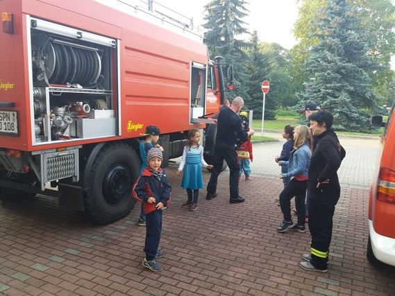 Die Kinder beim Kennenlernen des Fahrzeuges