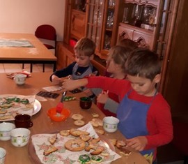 Die Feuerwehrkids beim Plätzchen backen.