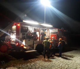 Mitglieder der Jugendfeuerwehr erläutern den Besuchern des Kalendertürchens das Hilfeleistungslöschfahrzeug