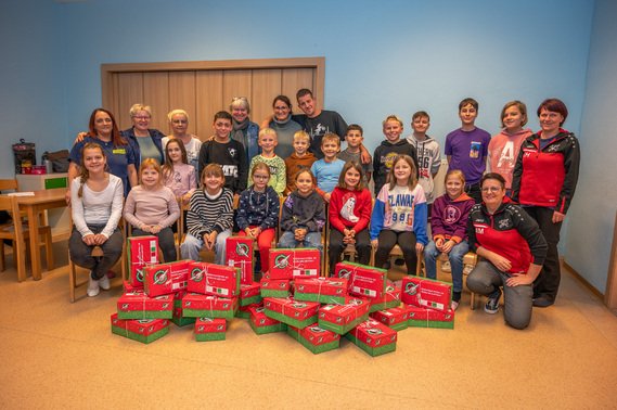 Die Krischower Jugendfeuerwehr mit den gepackten Weihnachpäckchen