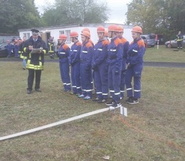 Jugendfeuerwehren des Amtes Döbern-Land bei der Abnahme Leistungsspange vor Beginn der Schnelligkeitsübung.