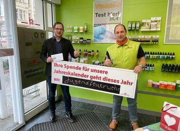 Rene Groeschke von der Stadt-Apotheke (rechts) übergibt die Summer der Sammelaktion an Stadtjugendwart Nico Hammel.