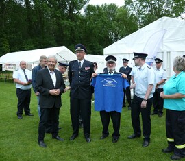 Geburtstagskind Jürgen Rehnus erhält als einer der ersten das Lagershirt