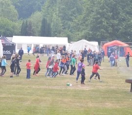 Auch am Sonntag initiierte die Jugendgruppe des Deutschen Roten Kreuzes ein gemeinsamen Tanz auf dem Zeltplatz