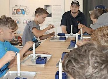 Spielerisch lernte der Feuerwehrnachwuchs den Umgang mit Feuer kennen im Kinder- und Erholungszentrum.