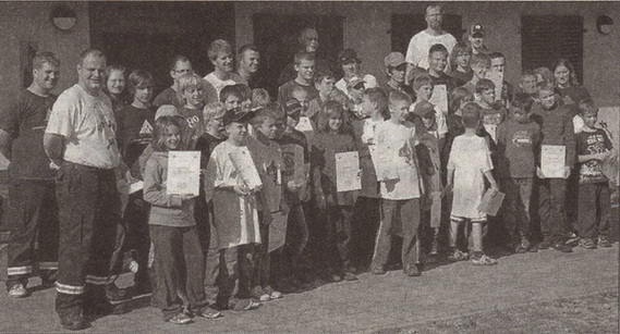 Gruppenfoto der Jugendfeuerwehr Guben, Jugendfeuerwehr Bresinchen und der Wasserwacht Guben.