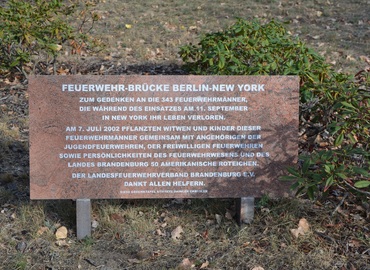 Gedenktafel Feuerwehr-Brücke Berlin-New York am Ehrenhain