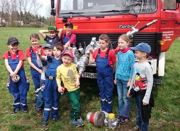 Das man aus wasserführenden Armaturen tolle Figuren bauen kann, bewies auch die Kinderfeuerwehr Drebkau.