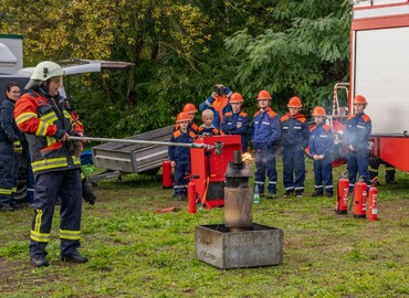 Vorführung einer Fettbrandexplosion für die Jugendfeuerwehr Krieschow