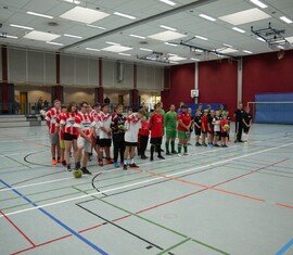 Aufstellung der 6 teilnehmenden Mannschaften bei,m 6. Hallenfußballturnier in Forst (Lausitz)