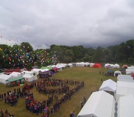 Start aller Luftballons mit den Grußkarten.