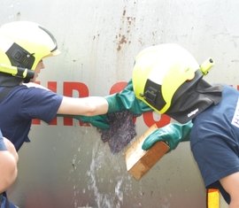 Am Abrollbehälter Übung der Berufsfeuerwehr Cottbus konnte das Abdichten verschiedener Leckagen getestet werden