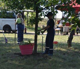 Pflegearbeiten der Teilnehmer auf dem Gelände des Feuerwehre Ehrenhains